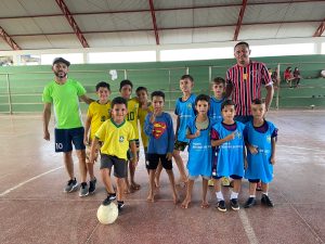 Claudinho, crianças participantes do projeto e Diretor de Esporte Municipal Fabiano